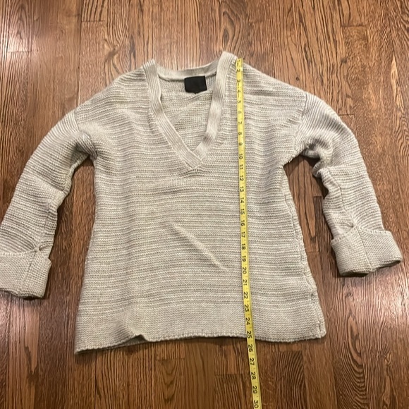 Intermix women’s light grey chunky v-neck wool cashmere sweater size small - Picture 4 of 5